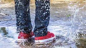 下雨，鞋子淋濕(圖／pixabay)