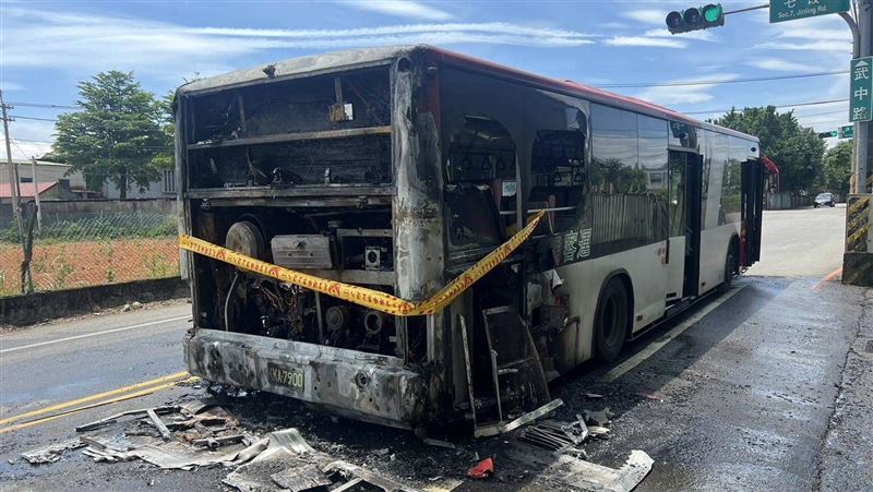 新／公車「開到一半」燒起來　半台車沒了