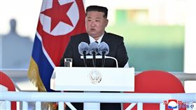  2025年4月底，北韓最新驅逐艦「崔賢號」（Choe Hyon）連續2天進行武器測試。金正恩在女兒金朱愛（Kim Ju Ae）陪同下出席下水儀式。（圖／翻攝自朝中社）