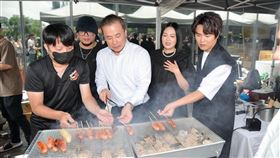 陳孟賢(右起)、苗可麗跟三立董事長張榮華一起到攤位。（圖／三立提供）