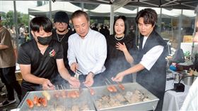 ▲陳孟賢(右起)、苗可麗跟三立董事長張榮華一起到攤位。（圖／三立提供）