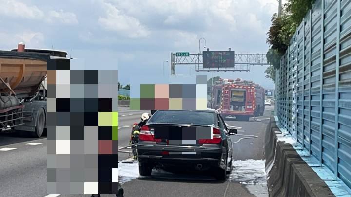 黑車因不明原因突然竄出濃煙起火。（圖／翻攝畫面）