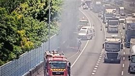 國道1火燒車黑煙火舌狂竄！駕駛跳車逃生