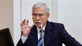 楊金龍立院財委會備詢中央銀行總裁楊金龍（圖）8日列席立法院財政委員會備詢，朝野立委關切匯率議題，楊金龍表示，美國主要重點還是在關稅，台灣沒有受到美國施壓，要求新台幣升值。中央社記者張皓安攝  114年5月8日