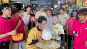 陳隨意夫妻上胡瓜（左）跟阿翔節目玩遊戲。（圖／民視提供）