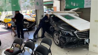 78歲賓士男逆向撞小黃　下秒撞進社區教室