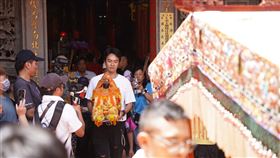 柯大堡手捧白沙屯媽祖。（圖／信徒文化季提供）