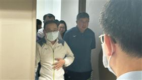 侯友宜今日下午來到土城醫院探望三峽車禍案4名傷者。（圖／記者簡浩正攝影）