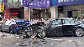 台北市中正區重慶南路一段，發生一起多車追撞車禍。（圖／翻攝畫面）　