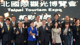 卓榮泰出席台北國際觀光博覽會開幕（2）行政院長卓榮泰（前排中）23日上午在台北世貿出席2025台北國際觀光博覽會開幕典禮，與來賓一同啟動儀式、比讚合影。中央社記者徐肇昌攝  114年5月23日