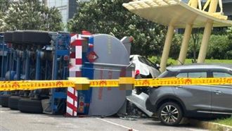 轉彎過快!槽車失控倒地「橫掃」6車 化學液體流滿地