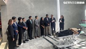 輔大送帛琉總統棒磅秤（圖／記者蔣季容攝影）