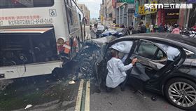 重慶南路一段車禍,暴衝。（圖／翻攝畫面）　