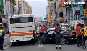 重慶南路一段車禍,暴衝。（圖／翻攝畫面）　