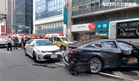 重慶南路一段車禍,暴衝。（圖／翻攝畫面）　