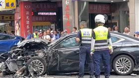 重慶南路一段車禍,暴衝。（圖／翻攝畫面）　