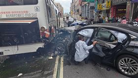 肇事的邱姓老翁受困車內被救出。（圖／翻攝畫面）　