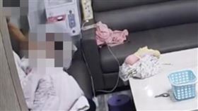 何姓女子躺在沙發上，卻無端遭前夫揮砍。（圖／翻攝畫面）