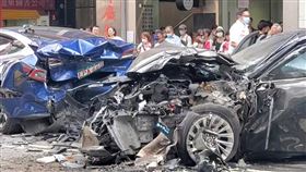 重慶南路一段車禍,暴衝。（圖／翻攝畫面）　