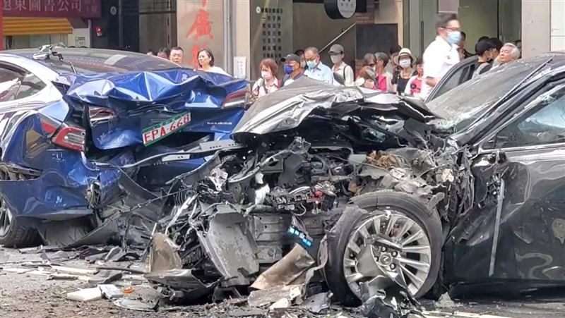 78歲邱男駕車一路暴衝，於重慶南路一段發生車禍。（圖／翻攝畫面）