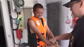 中國籍男子戴著泳圈游泳偷渡被逮。（圖／翻攝畫面）