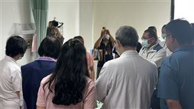 ▲侯友宜今日下午來到土城醫院探望三峽車禍案4名傷者。（圖／記者簡浩正攝影）