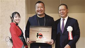 乾杯集團董事長平出莊司（中）勇奪2025日本和牛世界拍賣會「品牌推廣獎」，標下10頭A5頂標和牛，成最大買家。（乾杯提供）