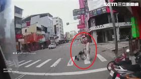 5車不禮讓! 2女推輪椅卡路口 騎士肉身開路　過馬路　斑馬線　行人