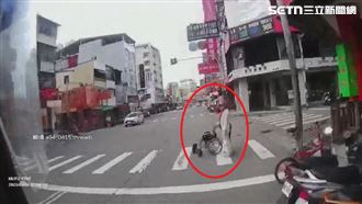 獨／輪椅嬤「5車不讓」　騎士肉身助開路