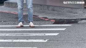 5車不禮讓! 2女推輪椅卡路口 騎士肉身開路　過馬路　斑馬線　行人