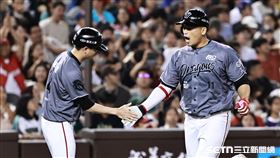 ▲中職36年例行賽，味全龍左外野手朱育賢炸裂3分砲。（圖／記者劉彥池攝影）