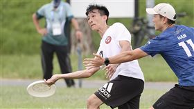 ▲燒臘店老闆張致軒（左）因一張「老闆世壯運丟飛盤」公告意外爆紅，成為本屆最具話題性選手之一，隊伍「Team Noodle」出戰飛盤爭奪賽混合組（30+、40+）。（圖／2025世壯運執委會提供） 