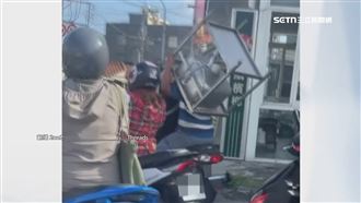 太熱！雙載騎士「舉洗手槽」遮陽　警開罰