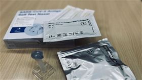 食藥署協調廠商增產COVID-19快篩COVID-19疫情來得快又急，衛福部疾管署23日表示，食藥署已與快篩試劑廠商、通路密切聯繫，請廠商持續增加生產量，且協調4大超商、連鎖藥局、社區藥局等通路陸續舖貨。圖為COVID-19家用快篩試劑。中央社記者沈佩瑤攝  114年5月23日