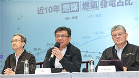 台電提數據指燃煤發電占比下降（1）對於外界關切台中、興達電廠運轉情況，台電公司23日下午舉行記者會，董事長曾文生（中）、總經理王耀庭（左）、副總經理吳進忠（右）等人出席說明，並出示數據指出近10年燃煤發電占比呈現下降的情形。中央社記者王騰毅攝  114年5月23日