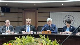 李進勇舉行記者會  說明公投審議結果中選會委員會議23日審議立法院函送的反廢死公投及核三重啟公投，中選會主委李進勇（右2）會後舉行記者會說明，核三重啟公投成案，將於今年8月23日投、開票；反廢死公投則因偏向立法原則創制，非針對重大政策的創制或複決，礙難執行。中央社記者賴于榛攝  114年5月23日