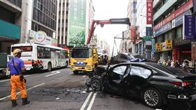 北市重慶南路車禍  現場狼藉（2）台北市重慶南路一段23日下午發生多車車禍，疑似其中一輛自小客車失控暴衝殃及多車，現場一片狼藉，警消獲報到場處理，拖吊車到場協助清理現場。中央社記者謝佳璋攝  114年5月23日