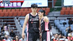 ▲桃園台啤永豐雲豹高錦瑋與林信寬。（圖／TPBL提供） 