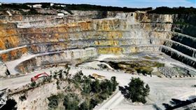 ▲跨國礦業集團「西班伊靜水公司」（Sibanye-Stillwater）於5月23日證實，南非豪登省韋斯托納里亞市附近的克魯夫（Kloof）金礦第7豎井發生事故，289名礦工被困井下深約3公里的作業區域。（示意圖／翻攝unsplash） 