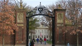 校長閃辭  哈佛大學成為全美焦點哈佛大學校長蓋伊任職半年，1月初在反猶太主義風波、被控學術論文抄襲後辭職，這所名校頓時成為全美焦點。圖攝於2021年12月1日。中央社記者尹俊傑麻州劍橋攝  113年1月10日