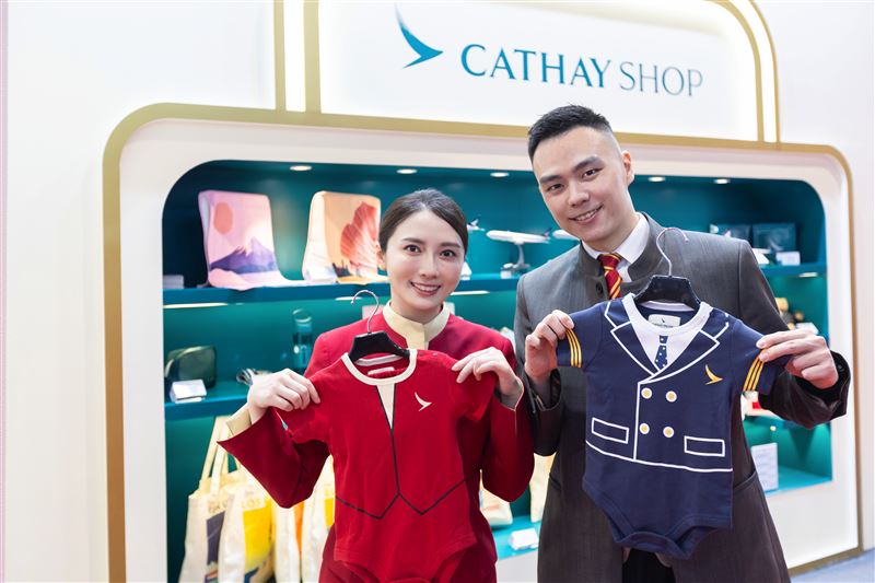 民眾於國泰航空攤位出示會員，即可獲得「國泰航空小燈磁鐵」乙個。（圖／國泰航空提供）