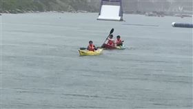 國立台灣海洋大學31名師生今天（24日）在八斗子漁港外進行獨木舟教學，上午8時許，疑因氣候劇變,突然下大雨、颳大風，導致發生船隻翻覆事故，有5名學生落海，警消人員獲報到場救援，透過附近漁船協助，順利將落海學生救上岸，學生僅受驚嚇，不需就醫。