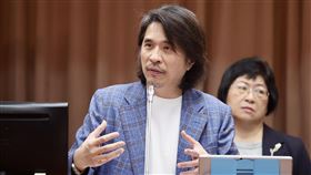 教育部編2冊學習歷程教學手冊教育部次長葉丙成（前）13日在立法院表示，與台大團隊合作編撰的2冊學習歷程系列教學手冊，114年起將印製提供給所有高中1年級（第1冊）和3年級學生（第2冊），同時開放電子檔線上下載，讓高中生和家長更能了解制度。中央社記者王飛華攝  114年3月13日