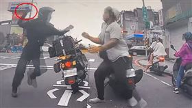 鄭男一下車就持刀朝一旁的騎士猛砍，行為十分惡劣。（圖／翻攝畫面）