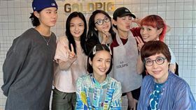 ▲娃娃魏如萱發出和圈內好友的聚會合照，其中有懷孕7個月的林依晨。（圖／翻攝自IG @waawei）