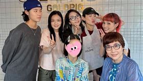  ▲娃娃魏如萱發出和圈內好友的聚會合照，其中有懷孕7個月的林依晨。（圖／翻攝自IG @waawei）