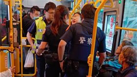 台中酒空女大鬧公車！與女警爆拉扯遭帶回