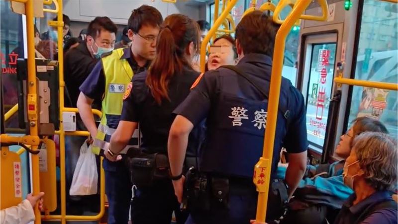 台中酒空女大鬧公車!與女警爆拉扯遭帶回