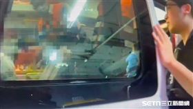 ▲北市葉女騎乘大型重機欲停放101停車場，卻遭蔡姓男騎士猛刺5刀。（圖／翻攝畫面）