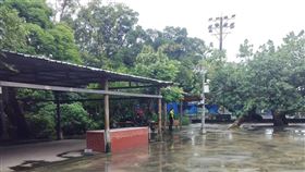 ▲64歲的何姓男子陳屍在大稻埕碼頭網球場旁涼亭內。（圖／讀者提供）